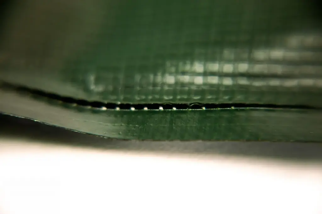 aquadrip_Baumbewässerungssack_Detail_Tropflöcher_Boden.webp